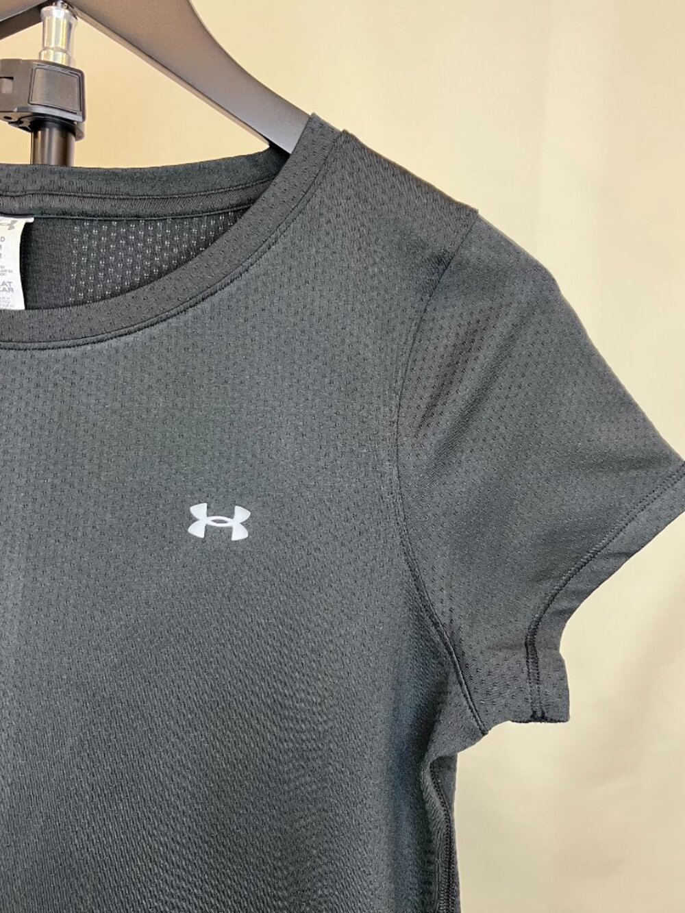 'Under Armour' HeatGear Fitted Pinhole Mesh Athletic Tee Black - Size M - Picture 5 of 7
